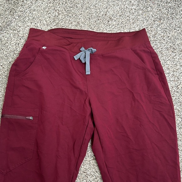 Figs technical scrub burgundy joggers size LP nursing - Picture 2 of 7